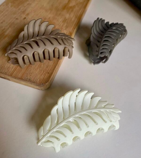 Matt feather claw clip